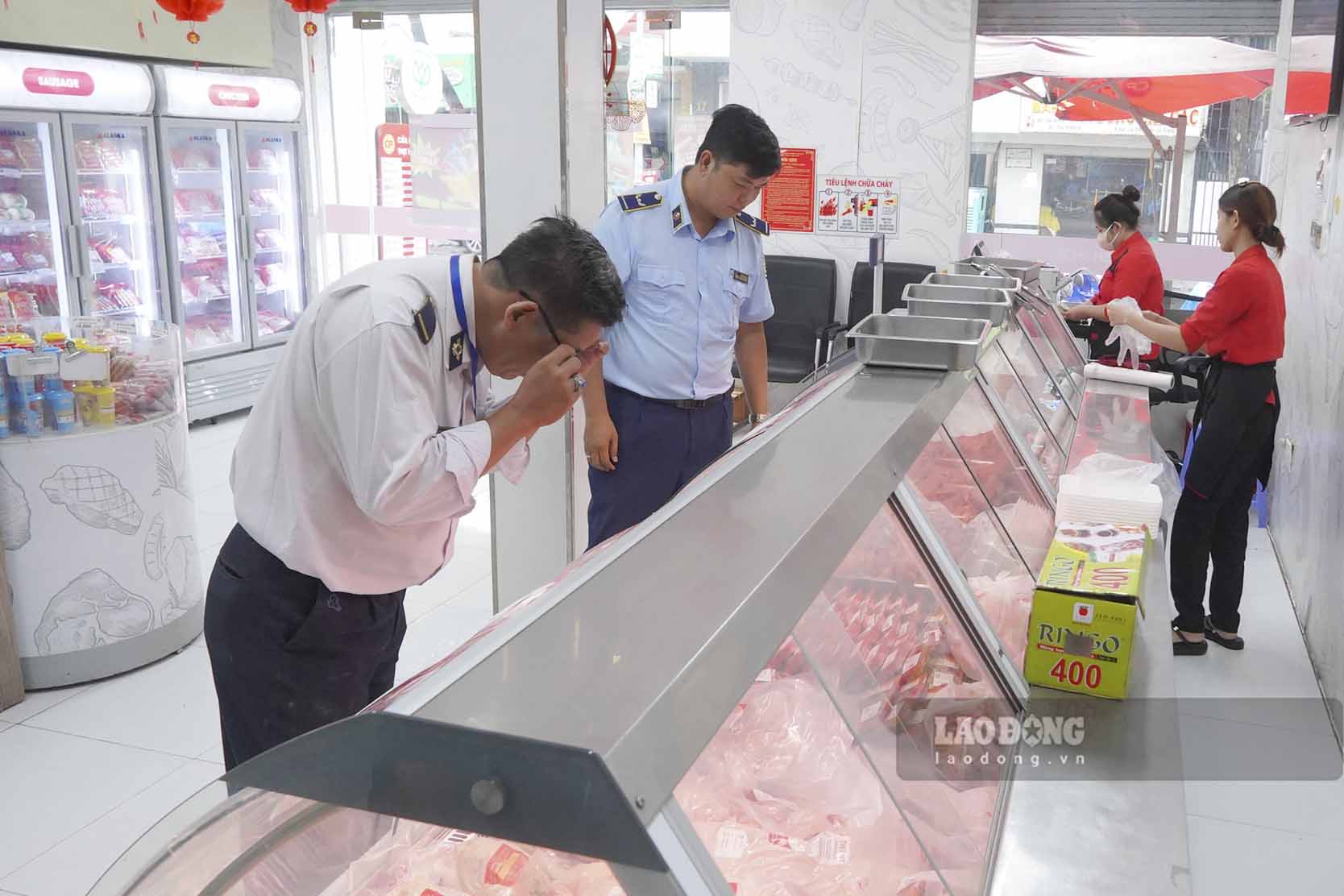 Doan tiep tuc kiem tra cua hang Fresh Shop tren duong Dinh Tien Hoang. Anh: Ta Quang