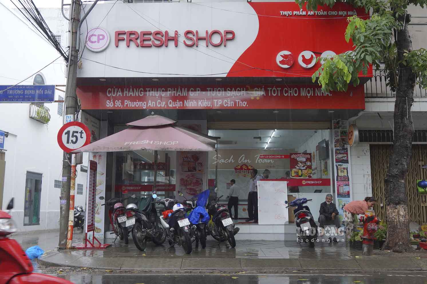 Doan kiem tra tai cua hang Fresh Shop tren duong De Tham. Anh: Ta Quang