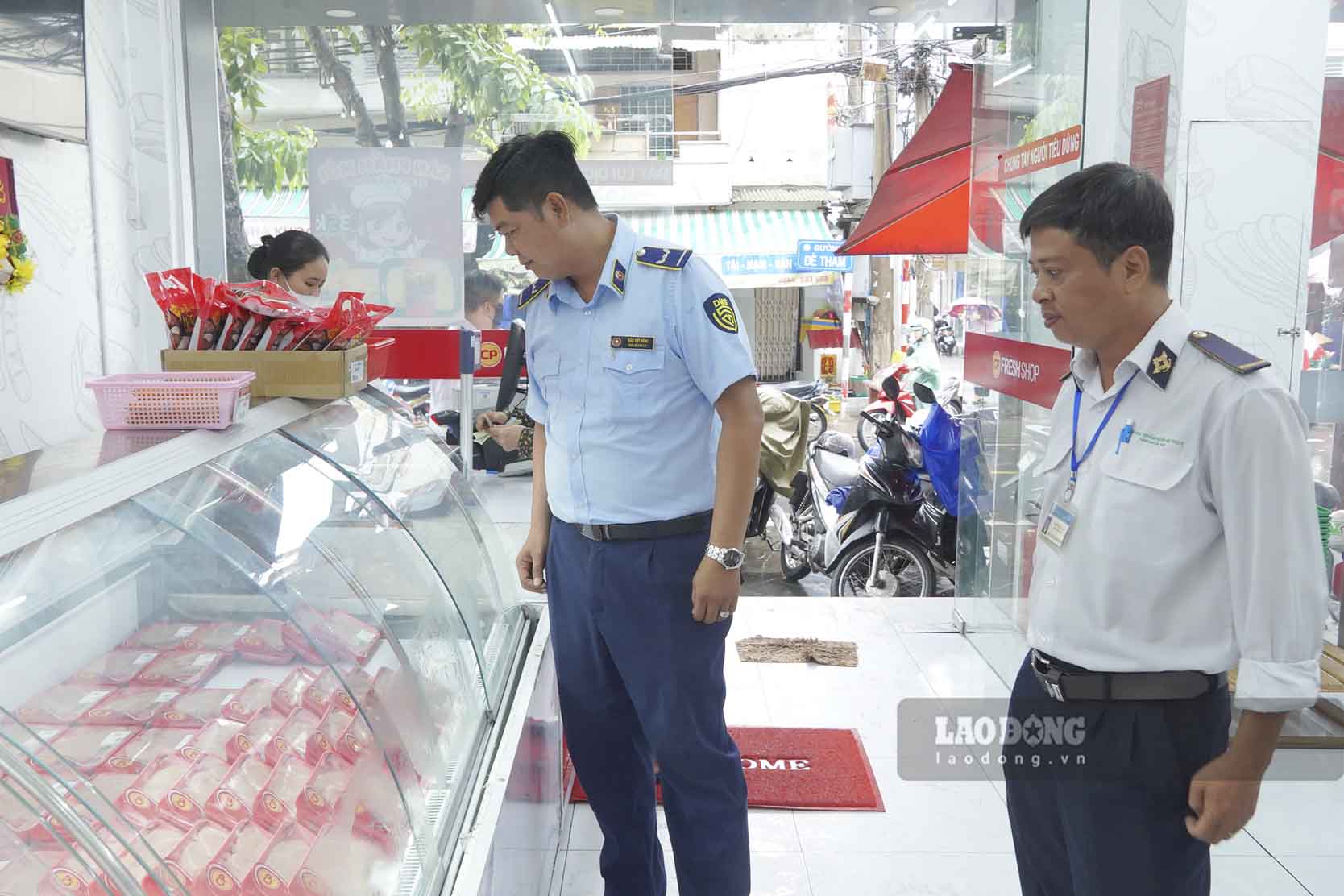 Doan kiem tra tai cua hang Fresh Shop tren duong De Tham. Anh: Ta Quang