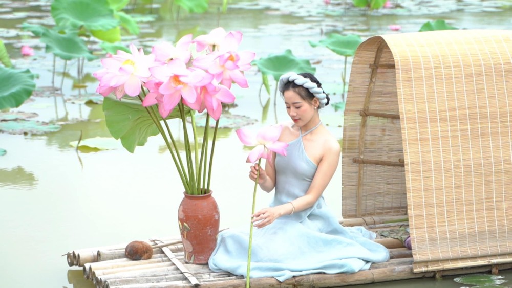 Tome fotos de loto en Xuan Dinh Lotus Pond. Foto: Minh Thuong