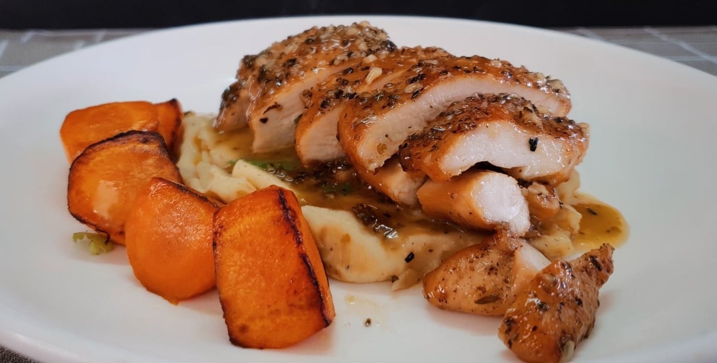 Chicken with walnuts and mustard with honey is a delicious dish to change the taste for family meals. Photo: Anh Quoc