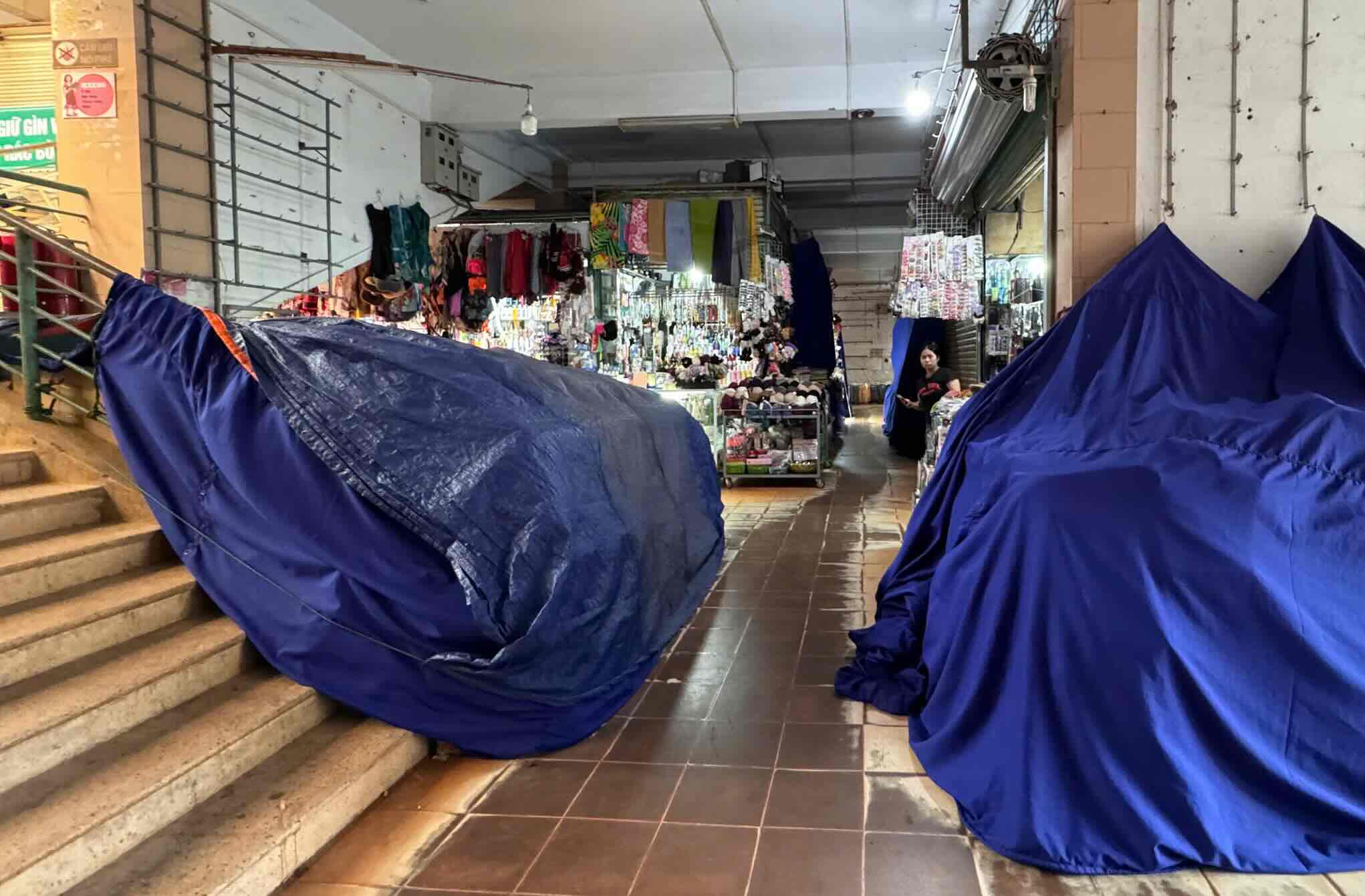 Dong Hoi 시장 관리위원회는 소규모 상인들에게 정상적인 거래로 복귀할 것을 촉구하고 있습니다. 사진: Cong Sang