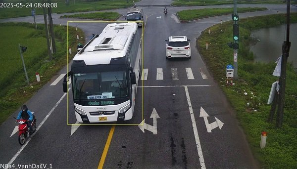 Los autos invadieron los carriles, las marcas de carretera aplastadas en Ring Road IV, el distrito de Hiep Hoa, provincia de Bac Giang. Foto: Policia de Bac Giang