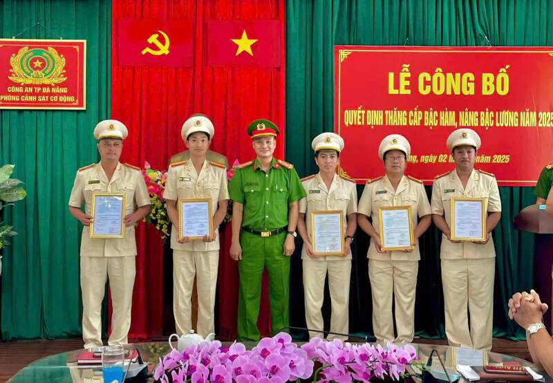 The Mobile Police Department - Da Nang City Police presented the Decision to promote the rank and salary increase for leaders, officers and soldiers until the 2025 term. Photo: Da Nang Police