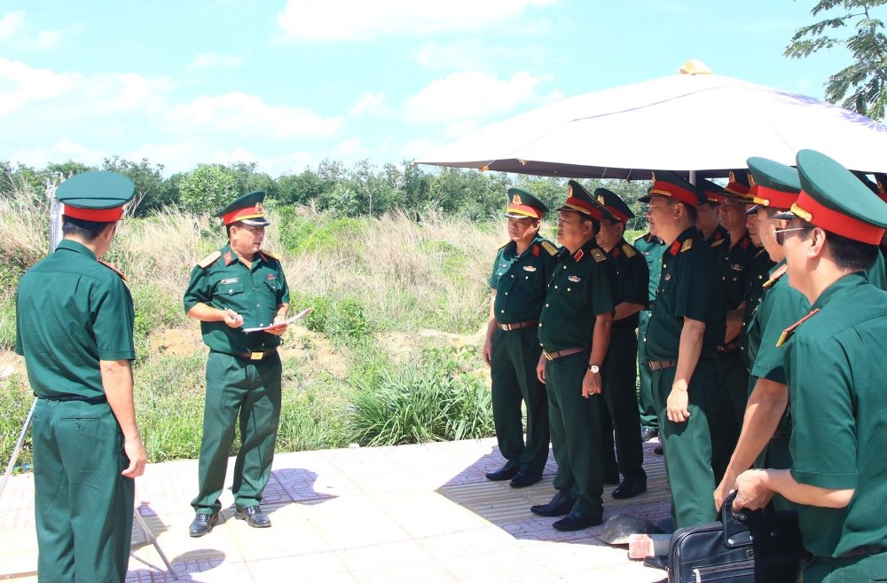 The working group of Military Region 7 surveyed the location of the deployment of the Command of the Defense Area in Long Thanh District, Dong Nai Province. Photo: Military Region 7