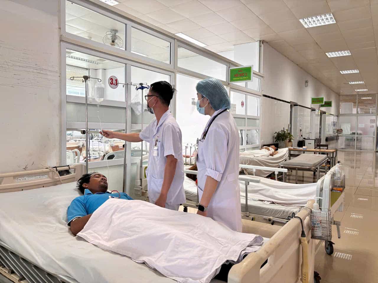 Doctors actively investigate patients with mushroom poisoning. Photo: Bao Trung