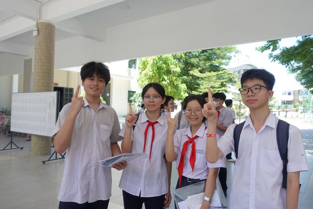 Các thí sinh quyết tâm đậu nguyện vọng 1 sau khi hoàn thành bài thi môn Toán - môn thi cuối cùng Kỳ thi tuyển sinh lớp 10 Đà Nẵng. Ảnh: Trần Thi