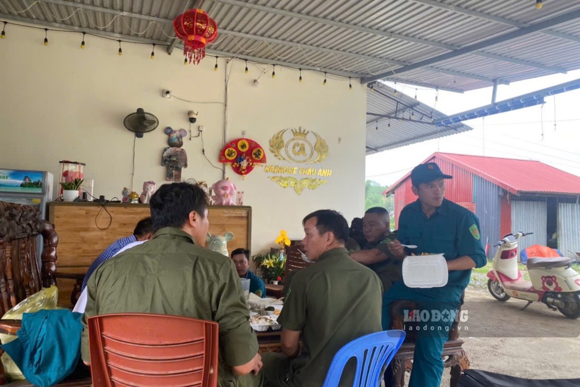 Bua com voi cua luc luong cuu ho tai diem sut lun tren Quoc lo 3B (Na Ri, Bac Kan). Anh: Nguyen Hoan.