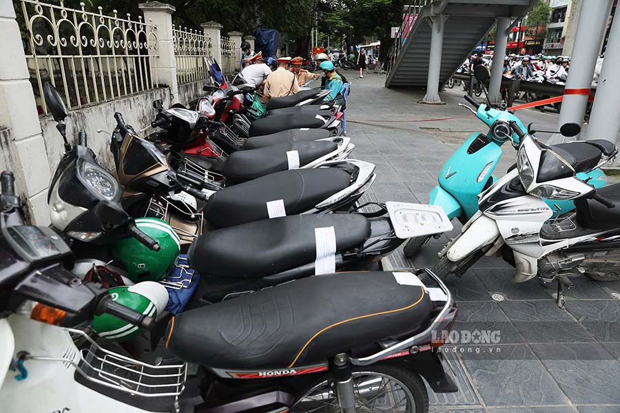 Riêng trong giờ cao điểm sáng nay (3.6), gần 30 trường hợp xe máy đi lên vỉa hè đã bị tổ công tác Đội CSGT đường bộ số 6 xử lý trực tiếp và phạt nguội (đối với trường hợp chưa dừng được phương tiện).