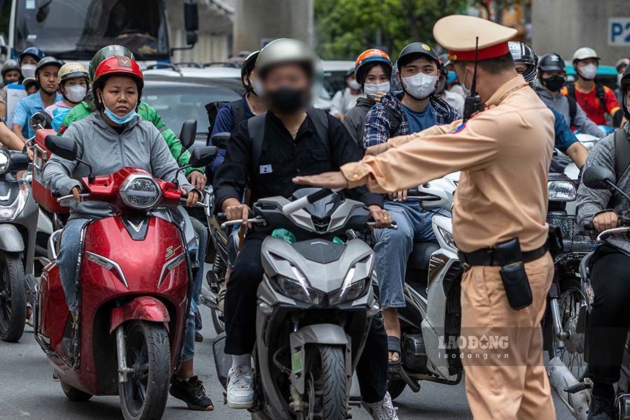 Một số trường hợp khi thấy lực lượng chức năng đã nhanh chóng đi từ trên vỉa hè xuống đường dưới. Tuy nhiên, hành vi vi phạm trước đó đã được thiết bị nghiệp vụ ghi lại.