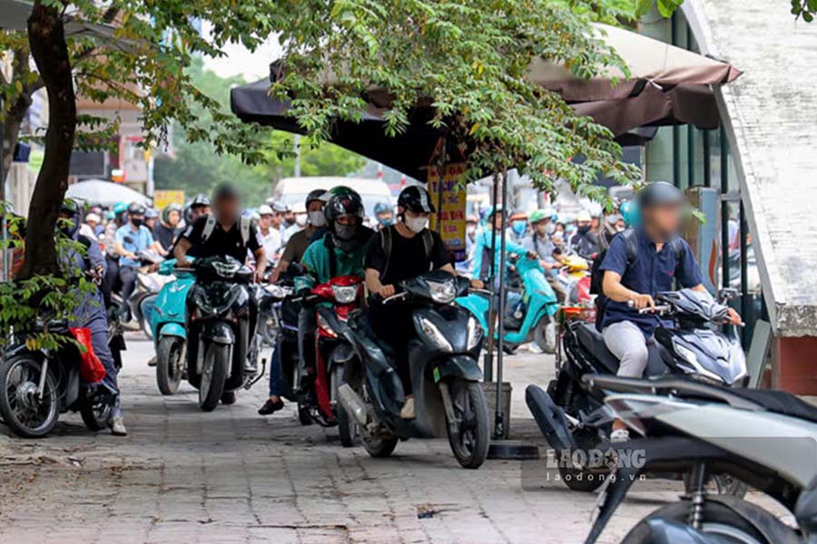 Khi thấy lực lượng chức năng, rất nhiều người dân “rồng rắn” đi từ trên vỉa hè xuống đường dưới.