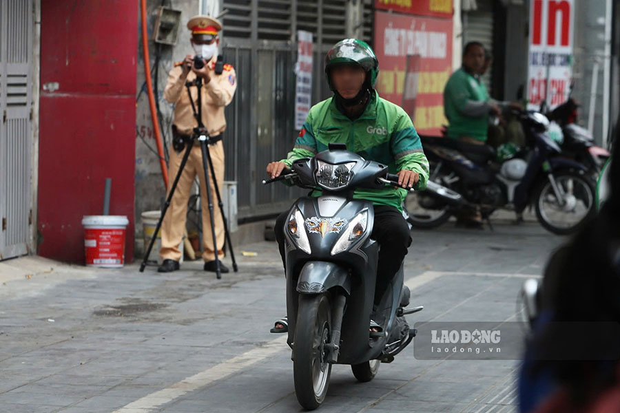 Sáng 3.6, ngoài công tác phân luồng, điều tiết giao thông, Đội Cảnh sát giao thông đường bộ số 6 - Phòng CSGT, Công an TP Hà Nội bố trí tổ công tác sử dụng thiết bị nghiệp vụ để ghi hình xử lý các trường hợp người điều khiển xe đi lên vỉa hè, đi ngược chiều... trên đường Hồ Tùng Mậu.