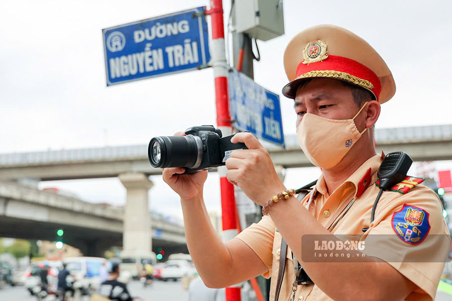 Cùng thời điểm, tại khu vực ngã tư Khuất Duy Tiến - Nguyễn Trãi (quận Thanh Xuân), tổ công tác Đội CSGT đường bộ số 7 cũng thực hiện nhiệm vụ tuần tra, kiểm soát, ghi hình các trường hợp vi phạm, như: điều khiển xe máy đi lên vỉa hè, đi ngược chiều, vượt đèn đỏ...