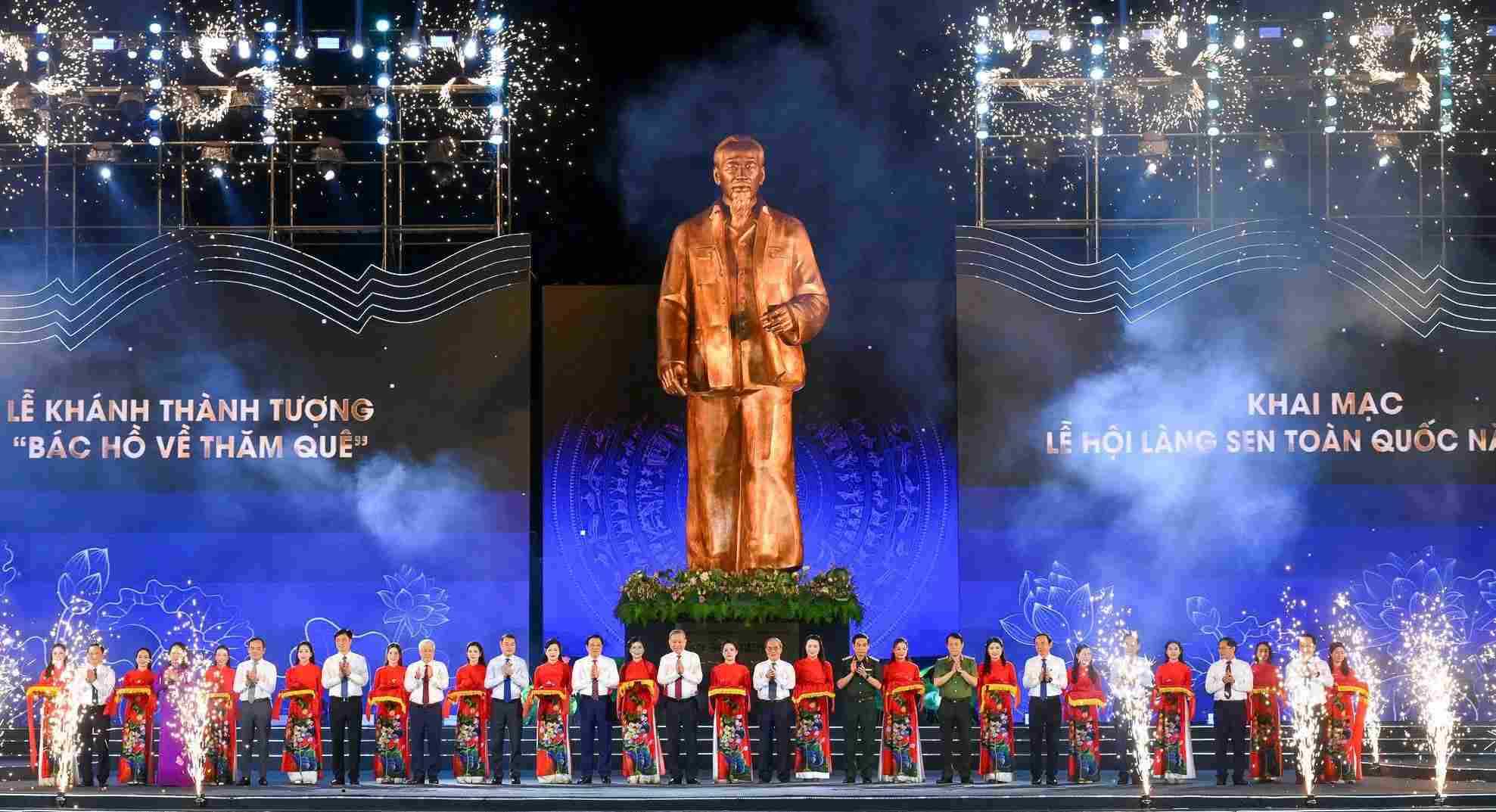 Tong Bi thu To Lam cung cac dong chi lanh dao, nguyen lanh dao Dang, Nha nuoc va tinh Nghe An cat bang khanh thanh Tuong dai “Bac Ho ve tham que” ngay 15.5.2025. Anh: Thanh Cuong