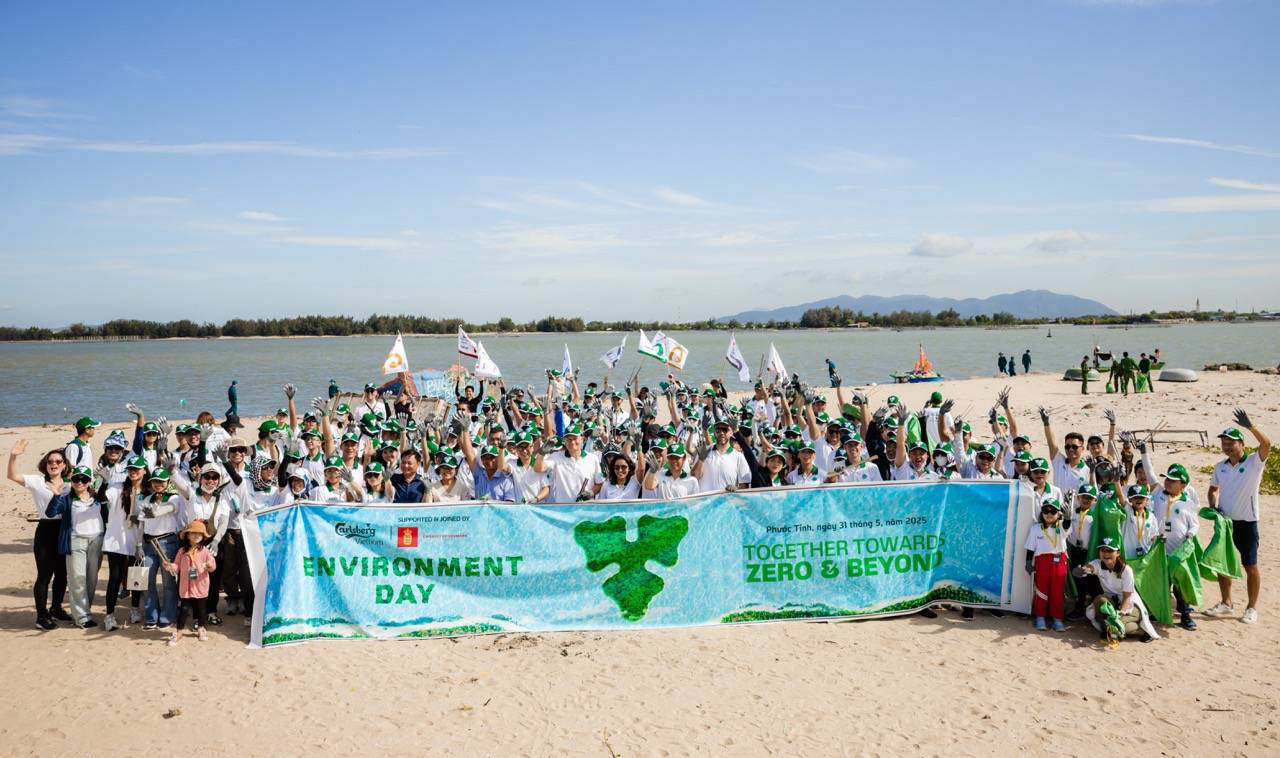 More than 200 employees and leaders of Carlsberg Vietnam joined hands to collect more than 3 tons of waste in Phuoc Tinh, contributing to protecting the marine environment and spreading a commitment to sustainability. Photo: Provided by the organizing committee.