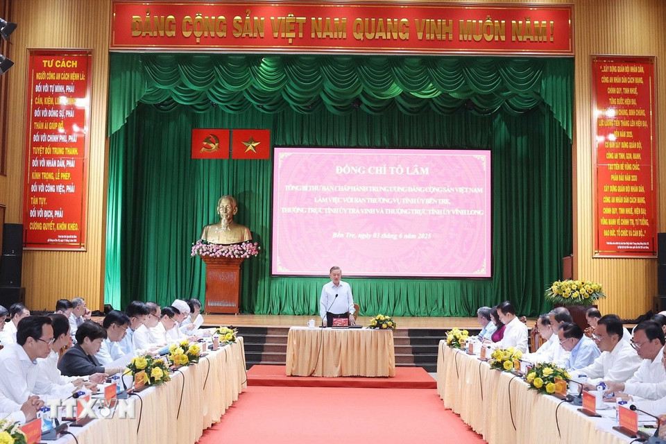 Tổng Bí thư Tô Lâm và Đoàn công tác Trung ương làm việc với Ban Thường vụ Tỉnh ủy Bến Tre, Thường trực Tỉnh ủy Trà Vinh và Thường trực Tỉnh ủy Vĩnh Long. Ảnh: TTXVN