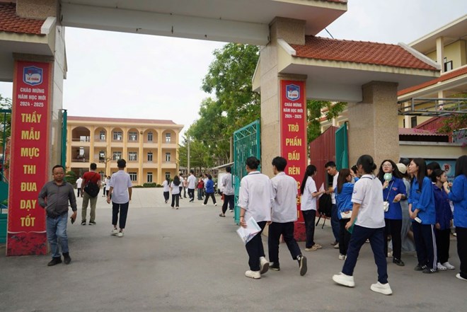 Một thí sinh mang tài liệu vào phòng thi lớp 10 THPT ở Hải Phòng