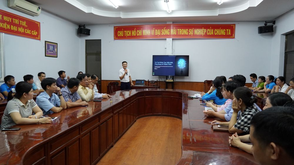 Các cán bộ công đoàn Sóc Trăng tham dự tập huấn ứng dụng chuyển đổi số và trí tuệ nhân tạo. Ảnh: Phương Anh