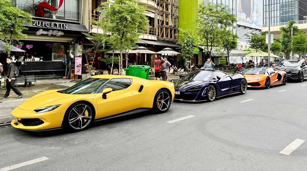 Can canh dan xe gay chu y tren duong pho TPHCM. Anh: Phuong Ngo