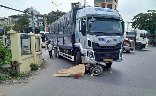 La escena de un accidente de trafico hizo que una estudiante muriera. Foto: THACH MOC