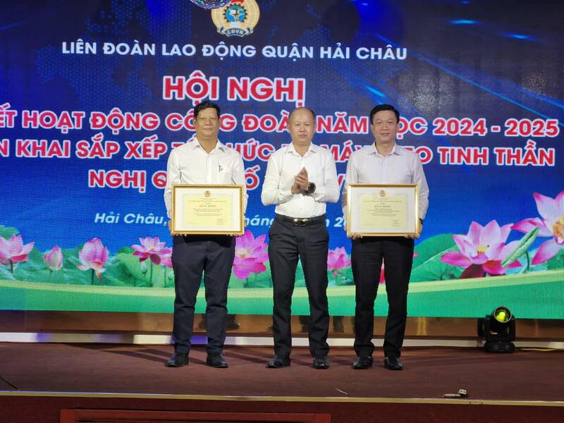 El Sr. Le Van Dai-Permanent Vicepresidente de la Federacion Laboral Da Nang (Centro) asistio a la conferencia para resumir el trabajo sindical en el año escolar 2024-2025 y desplegar la estructura organizativa en el espiritu de resolucion No. 60-NQ/TW. Foto: Thu Giang