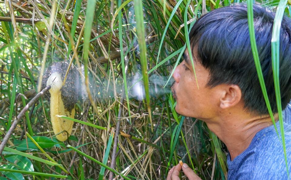 Anh Thanh thoi kho cho dan ong ruoi bay di de thu hoach to. Anh: Phuong Anh