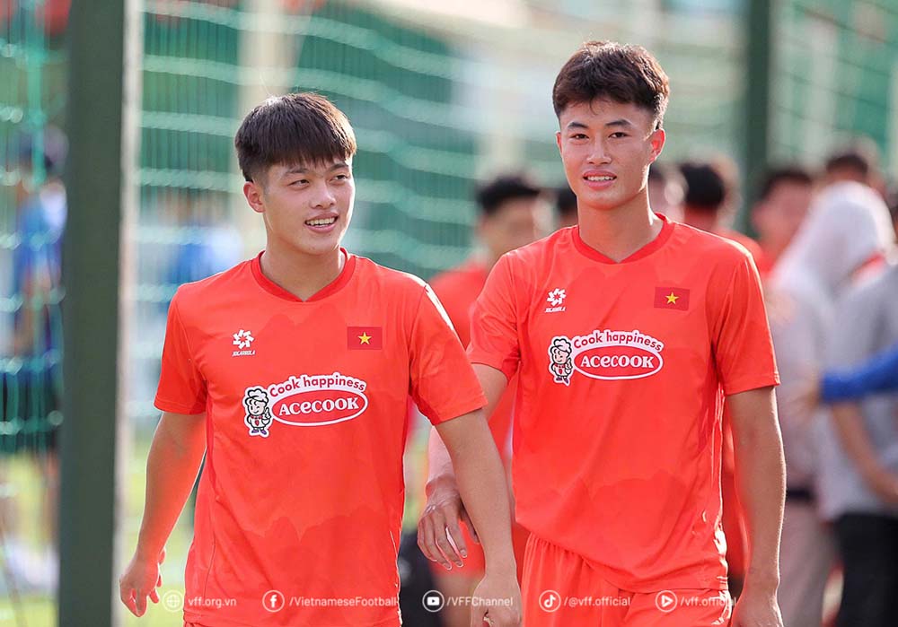 Nguyen Quoc Viet (trai) duoc trieu tap bo sung thay Cong Phuong. Anh: VFF