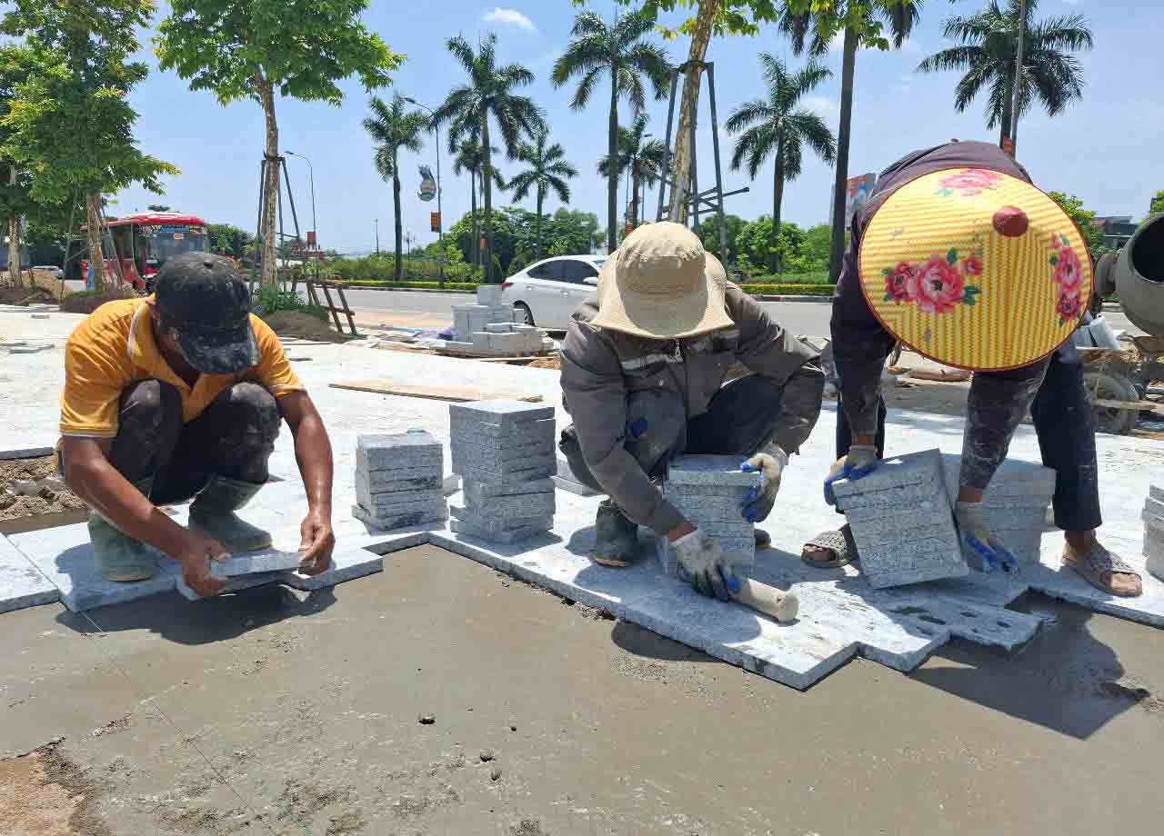 Người lao động rất vất vả khi làm việc ngoài trời nắng. Ảnh: Trần Tuấn.