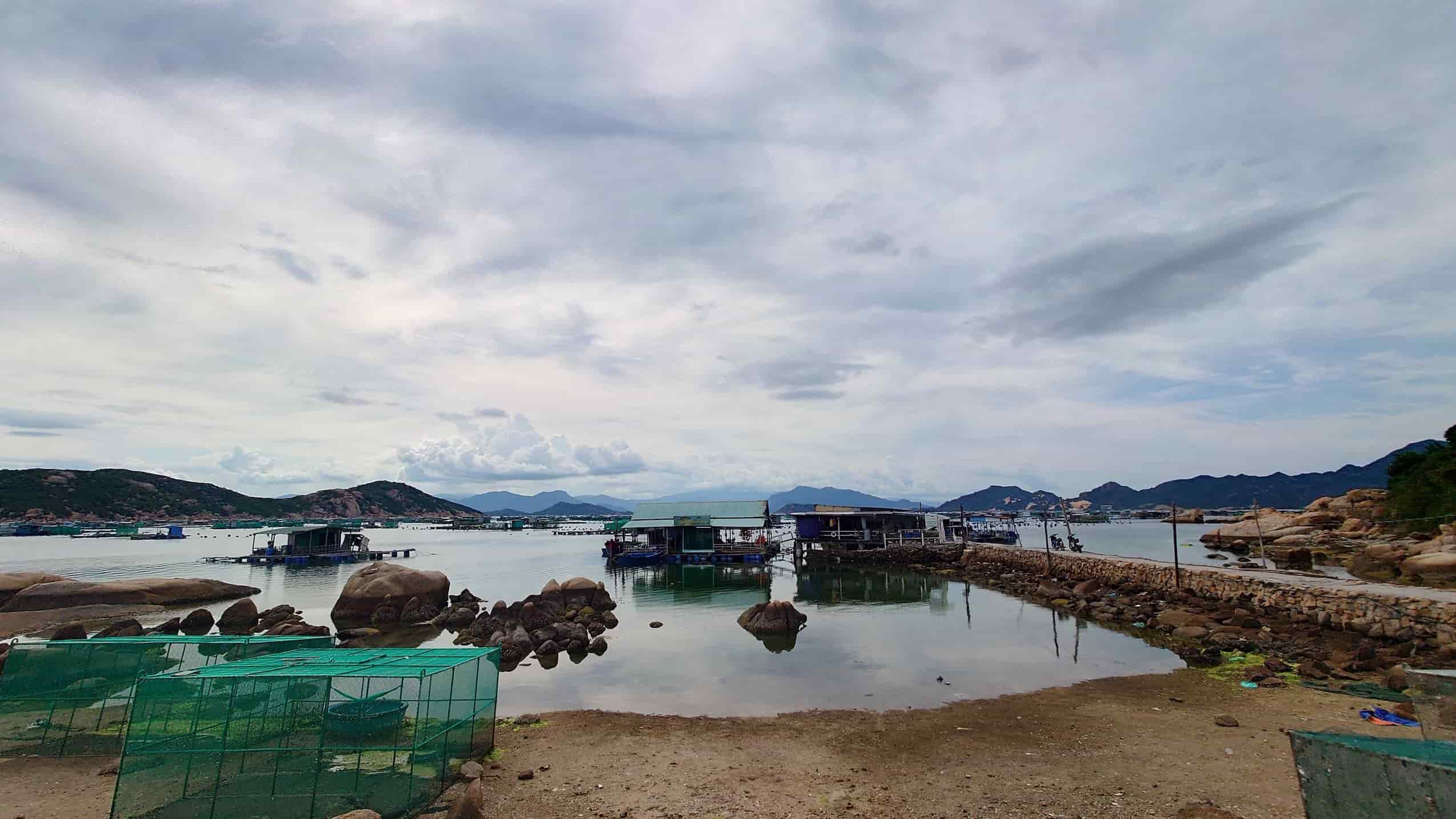 People have proposed to postpone the implementation of the Ba Ngoi Maritime Line Maintenance and Excavation Project in Cam Ranh Bay. Photo: Huu Long