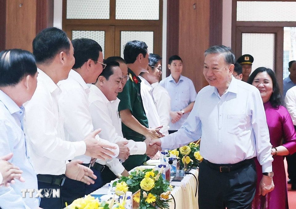 Tong Bi thu To Lam va cac dai bieu tai buoi lam viec. Anh: TTXVN
