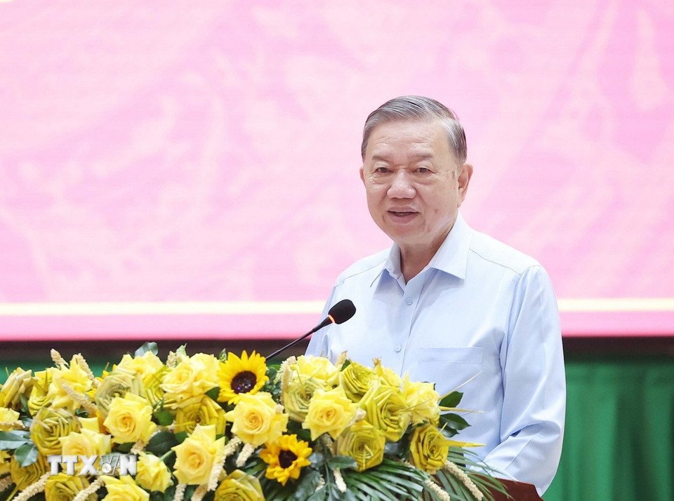 General Secretary To Lam gave a speech at the meeting with the Provincial Party Committees of Ben Tre, Tra Vinh and Vinh Long. Photo: VNA
