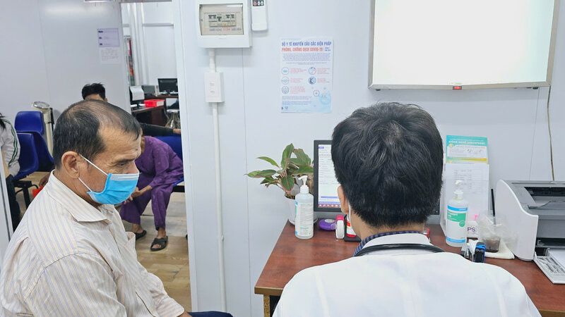 Nguoi dan kham benh trong dieu kien dam bao phong, chong dich tai co so y te o Vinh Long. Anh: Hoang Loc