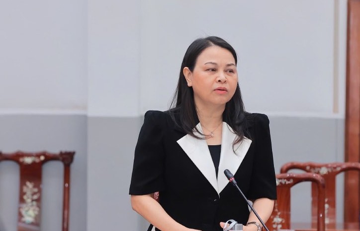 En nombre del Comite Permanente del Comite Central del Frente de la Patria de Vietnam, el Vicepresidente - Secretario General del Comite Central de Vietnam Fatherland Frente Nguyen Thi Thu Ha firmo la guia. Foto: Que Chi