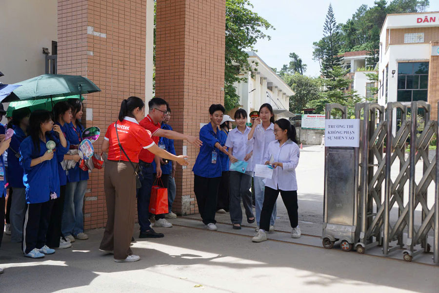  Theo nhiều thí sinh, năm nay đề thi môn Ngữ văn và Tiếng Anh “dễ thở” hơn so với đề môn Toán. Ảnh: Bảo Nguyên