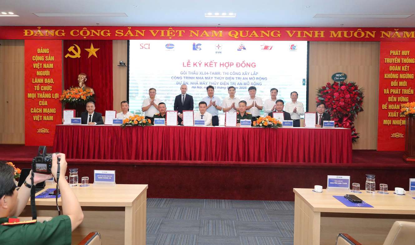 Signing ceremony of the contract for the construction package of the Tri An Hydropower Plant expansion project. Photo: EVN