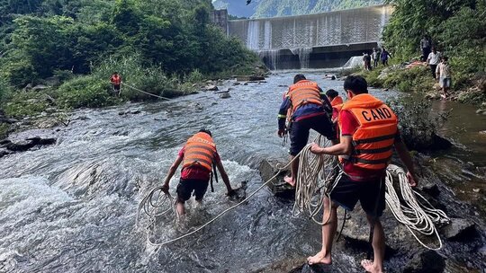 The authorities urgently searched for and rescued the drowning person. Photo: Son La Provincial Police