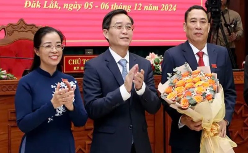 Ong Vo Van Canh - Pho Chu tich HDND tinh Dak Lak (nguoi cam hoa) xin nghi huu truoc tuoi. Anh: Tuan Hai