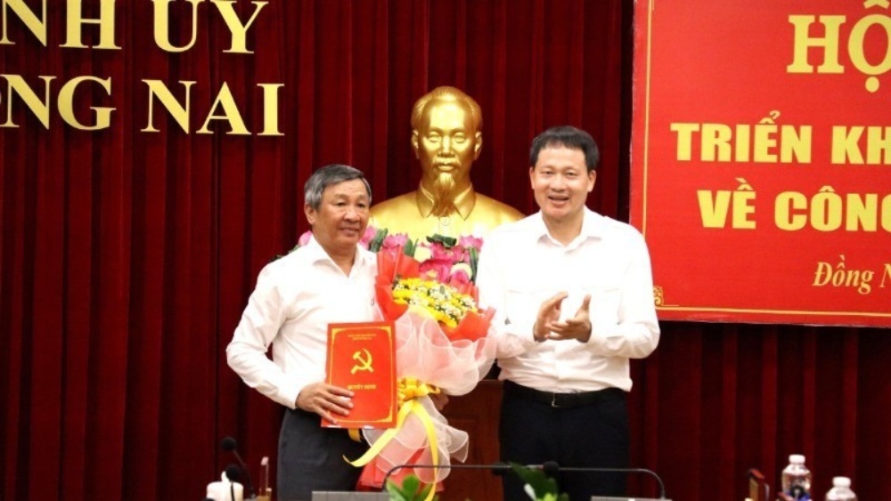 The Secretary of the Dong Nai Provincial Party Committee presented the retirement decision to Mr. Ho Thanh Son. Photo: Thien Vuong