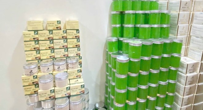 La policia de Khanh Hoa confisco miles de productos cosmeticos blanqueadores de origen desconocido y publicidad inadecuada. Foto: Policia proporcionada