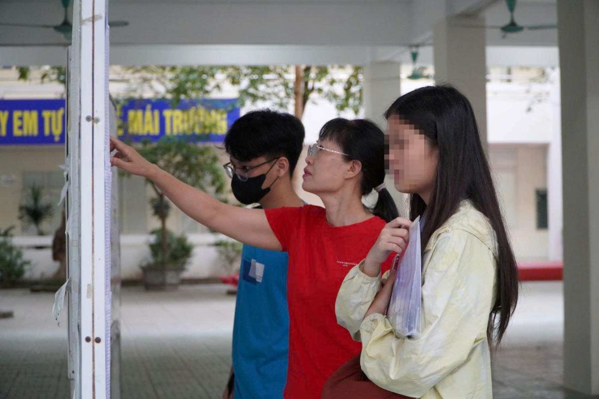 Students take the exam of Hanoi High School for the Gifted in Foreign Languages on the morning of June 1. Photo: Anh Duc