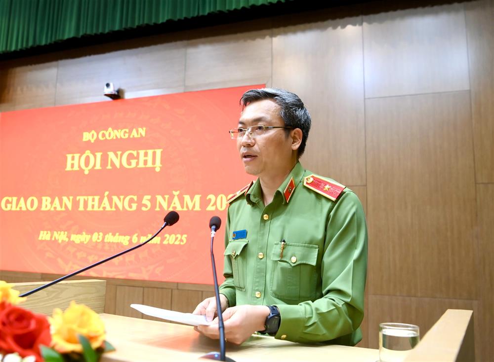 Thiếu tướng Nguyễn Quốc Toản, Chánh Văn phòng Bộ Công an báo cáo kết quả công tác công an tháng 5.2025. Ảnh: Bộ Công an  