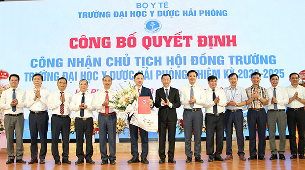 Lãnh đạo Bộ Y tế và Trường Đại học Y Dược Hải Phòng chúc mừng Tân Chủ tịch Hội đồng trường. Ảnh: Cổng TTĐT Hải Phòng