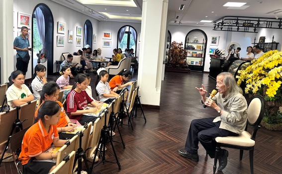 Pintor Luong Xuan Doan - Presidente de la Asociacion de Bellas Artes de Vietnam hablo con los estudiantes de la clase de capacitacion de Bellas Artes de Hai Duong. Foto: Hai Duong Provincial E -Portal