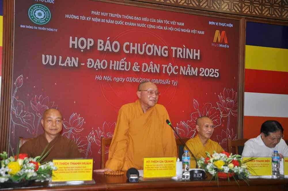 Hoa thuong Thich Gia Quang chia se nhieu thong tin tai cuoc hop bao cong bo chuong trinh vao chieu 3.6 tai Ha Noi. Anh: Ban to chuc cung cap