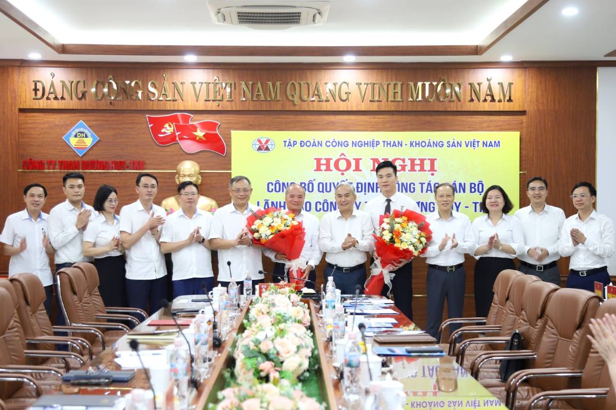 Leaders of TKV Group and Duong Huy Coal Company congratulated the personnel appointed to new positions. Photo: TKV Media