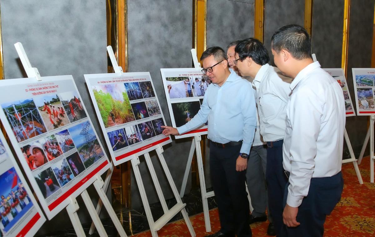 Cac dai bieu xem, thao luan ve cac tac pham anh lot vao vong chung khao. Anh: Son Hai