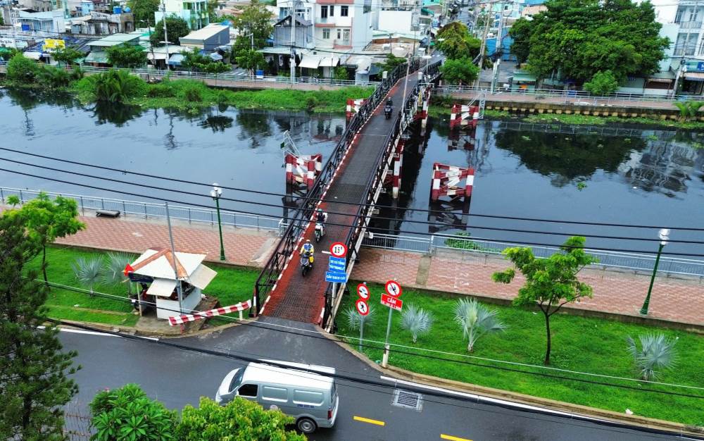 Las personas en el Distrito 8 esperan que el nuevo proyecto de puente reemplace el puente de hierro mas antiguo se haya degradado