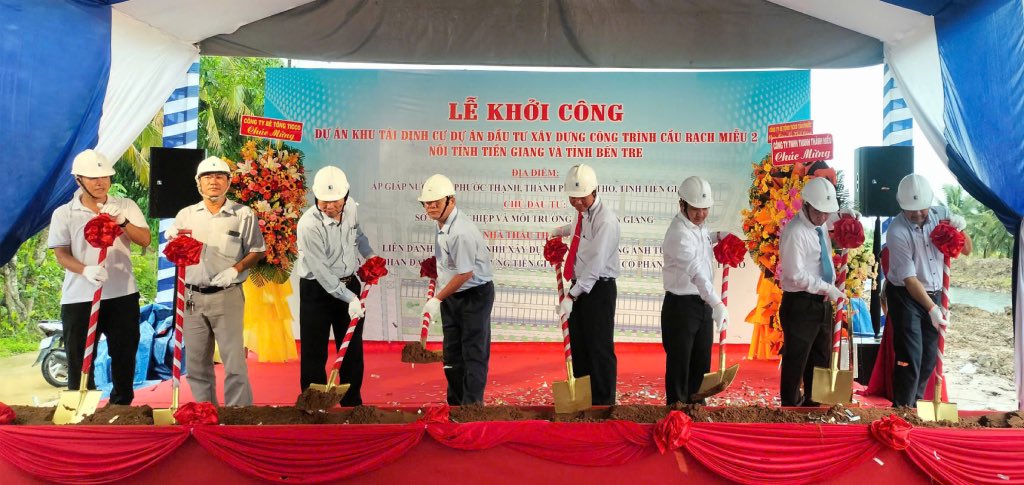 Delegates perform the groundbreaking ceremony. Photo: Thanh Nhan