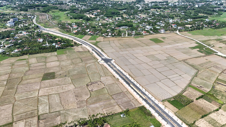 Phần đường dẫn vào cầu Trà Khúc 3 đã hoàn thành. Ảnh: Viên Nguyễn