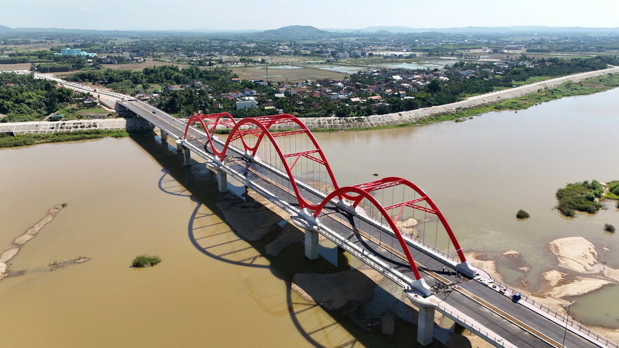 Cầu Trà Khúc 3 sau khi hoàn thành sẽ gắn biển chào mừng Đại hội đại biểu Đảng bộ tỉnh Quảng Ngãi lần thứ XXI diễn ra vào cuối năm 2025. Ảnh: Viên Nguyễn